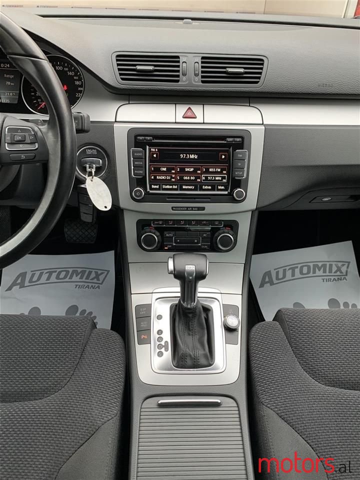 2010' Volkswagen Passat photo #2