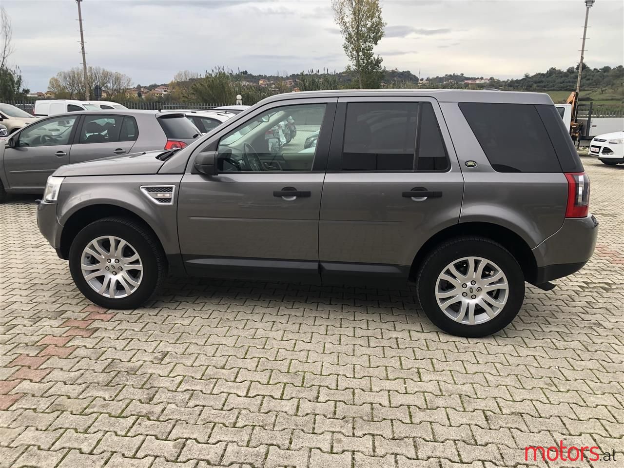 2011' Land Rover Freelander photo #2