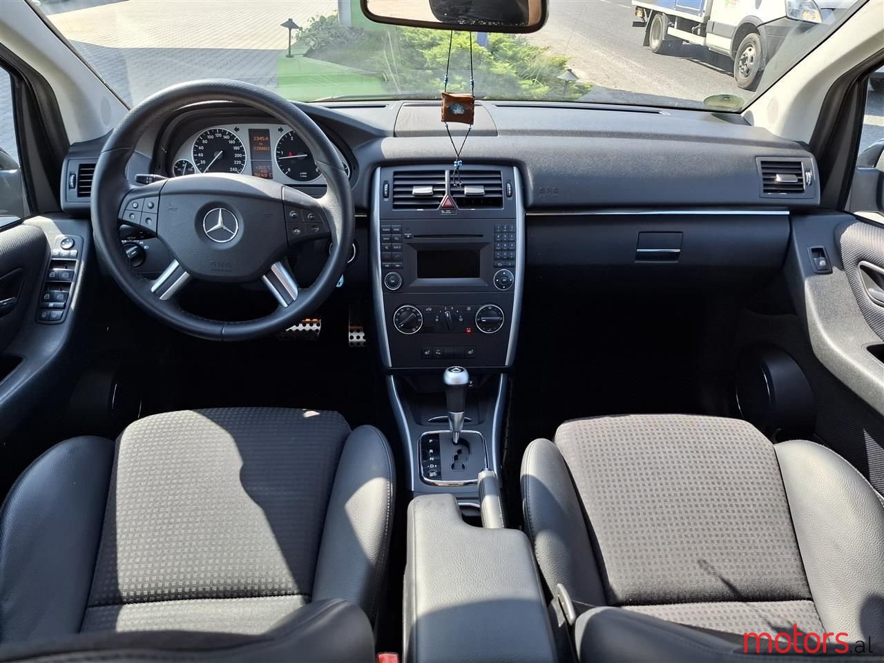 2011' Mercedes-Benz B 200 photo #3