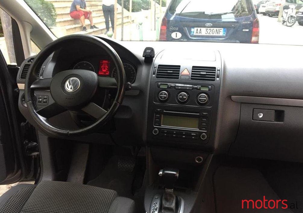 2009' Volkswagen Touran photo #2