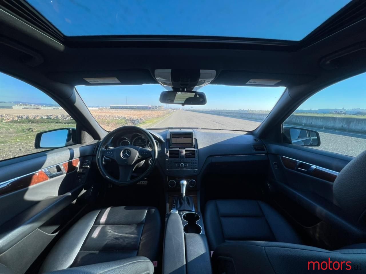 2011' Mercedes-Benz 300 photo #3