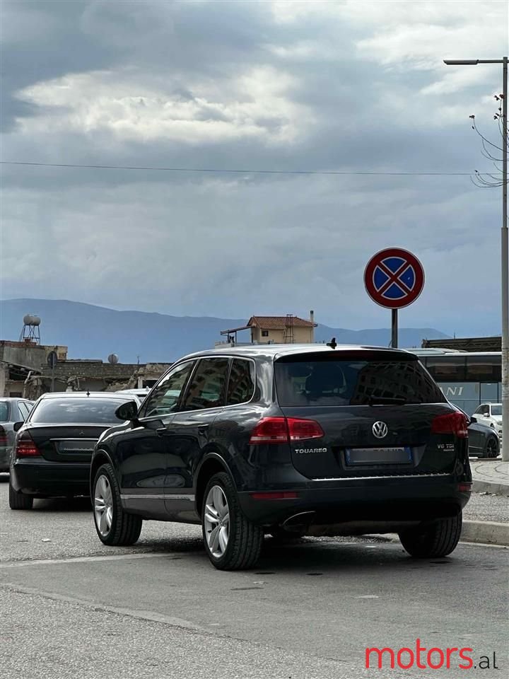 2012' Volkswagen Touareg photo #3