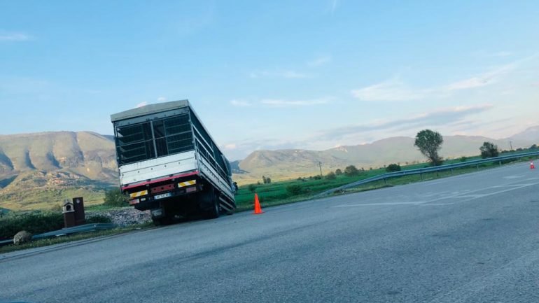 Gjirokastër/ Makina ‘Fiat’ përplaset me kamionin, lëndohet 36-vjeçari dhe një shtetas kinez