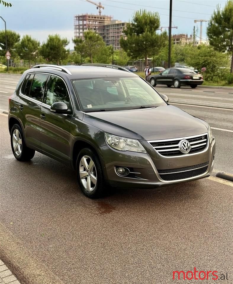 2011' Volkswagen Tiguan photo #1