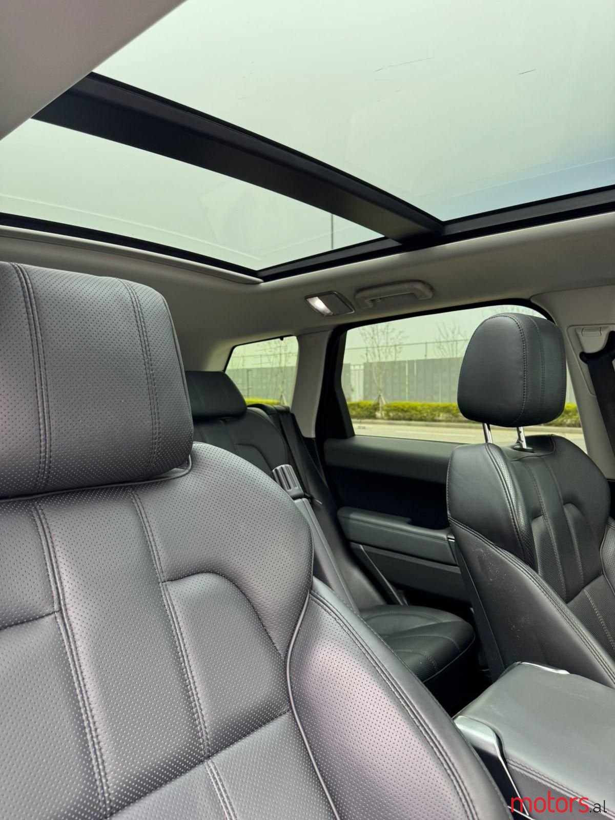 2014' Land Rover Discovery Sport photo #2