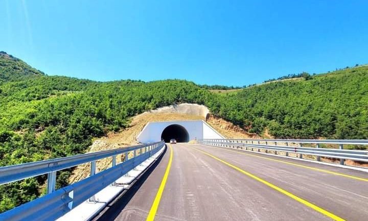 Kuvendi miratoi kredinë prej 56,8 mln USD për rrugën Qukës-Qafë Plloçë/ Punimet pritet të përfundojnë në dhjetor 2024!