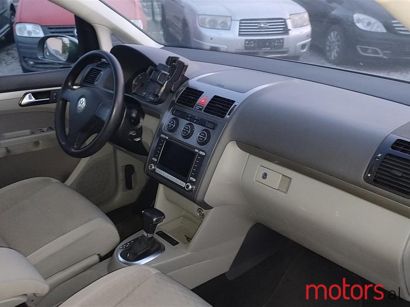 2007' Volkswagen Touran photo #6