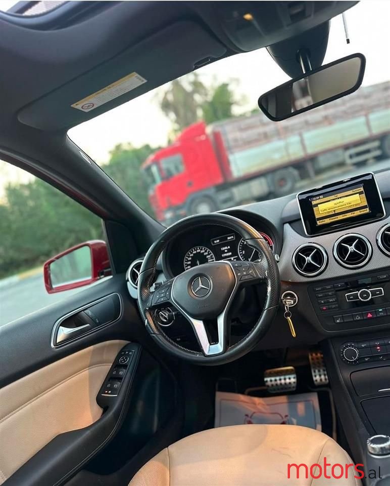 2012' Mercedes-Benz B 200 photo #5