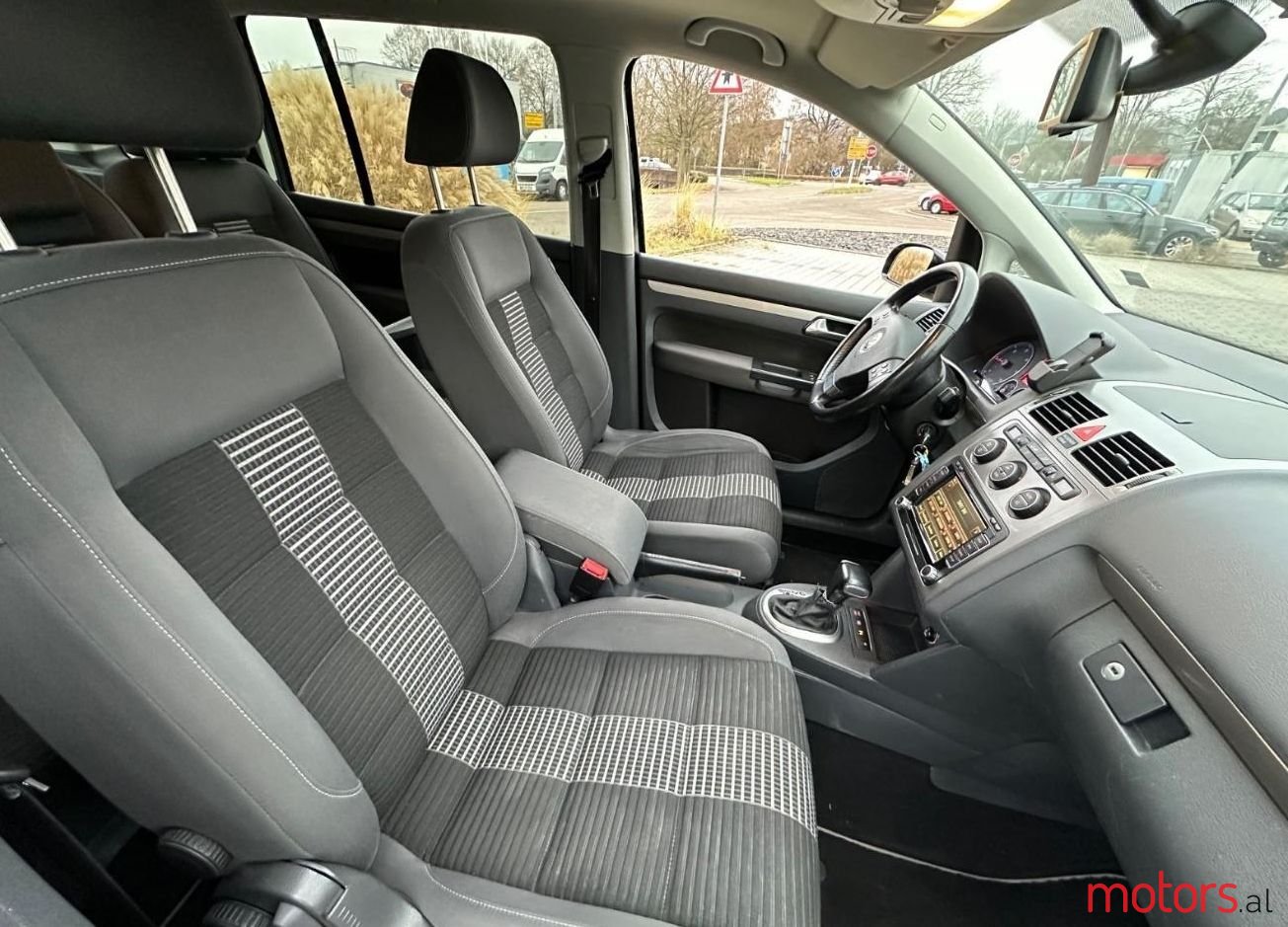 2008' Volkswagen Touran photo #3