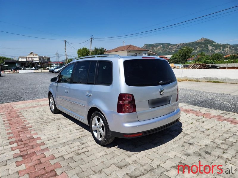 2008' Volkswagen Touran photo #6