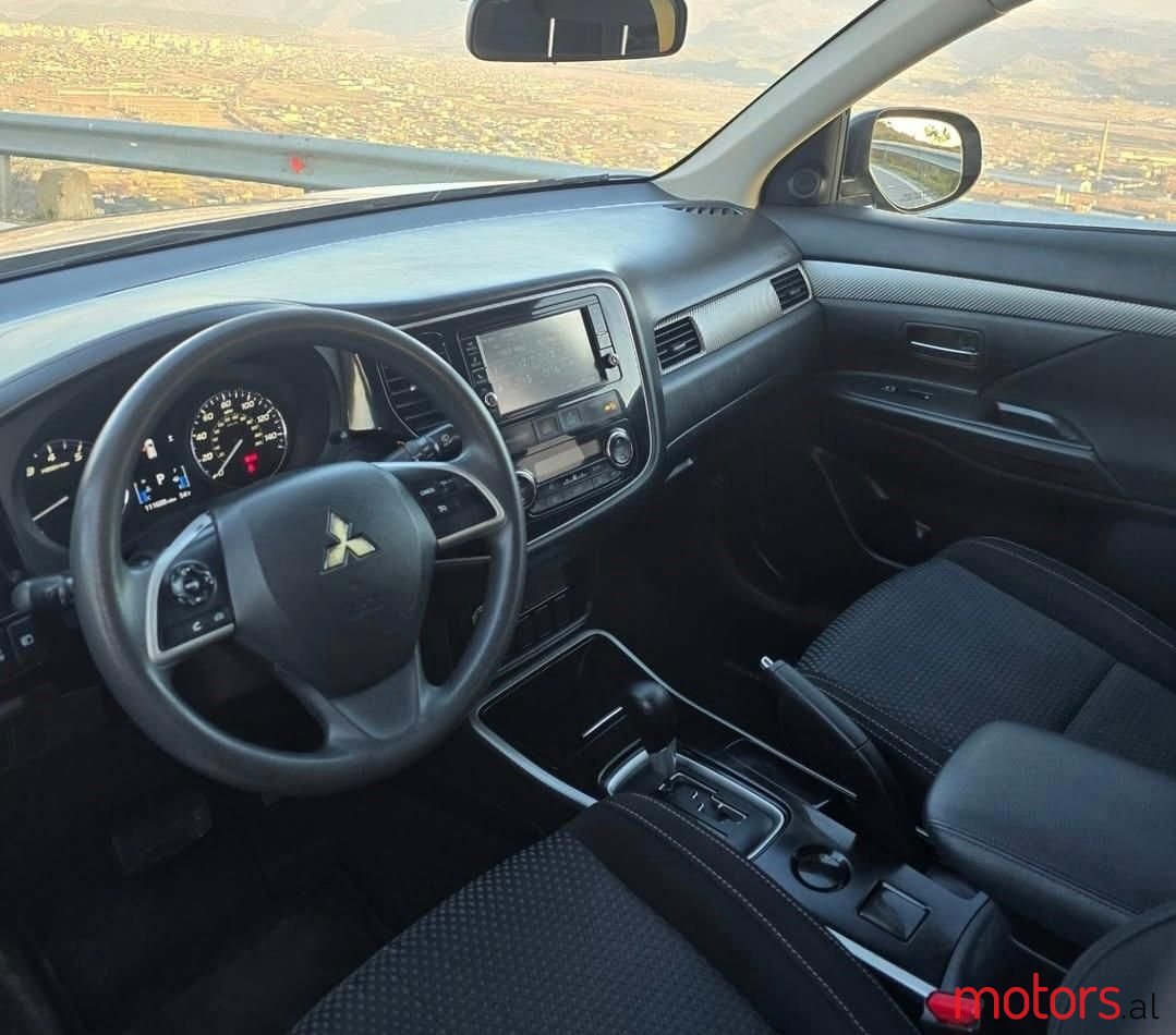 2018' Mitsubishi Outlander photo #2