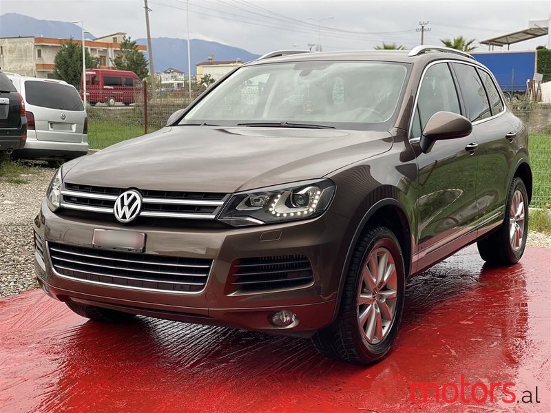 2012' Volkswagen Touareg photo #1