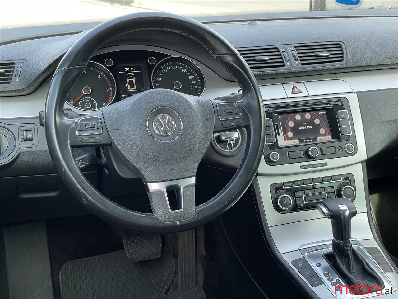 2010' Volkswagen Passat photo #2