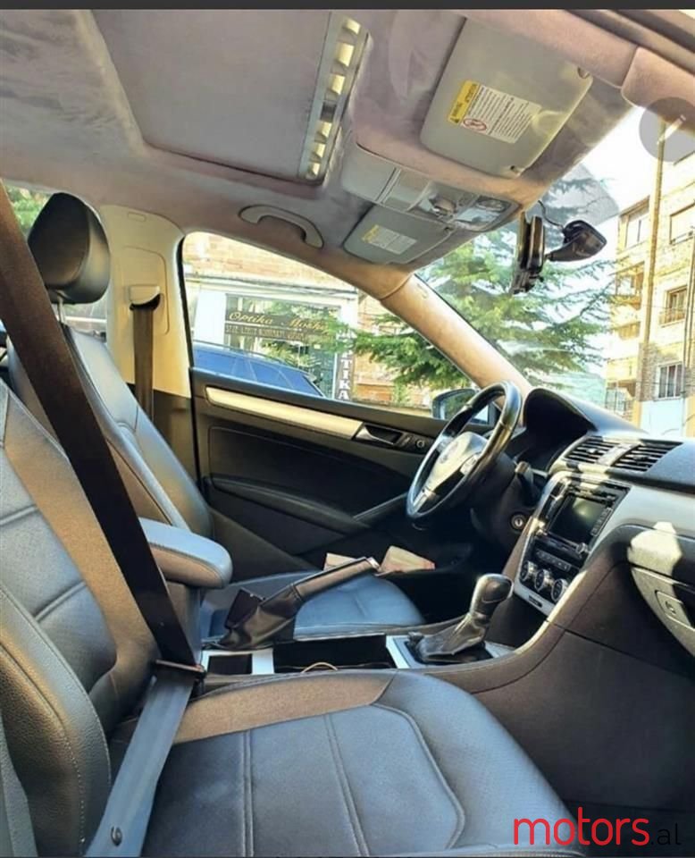 2012' Volkswagen Passat photo #2