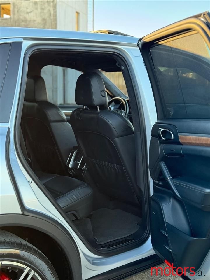 2011' Porsche Cayenne photo #3