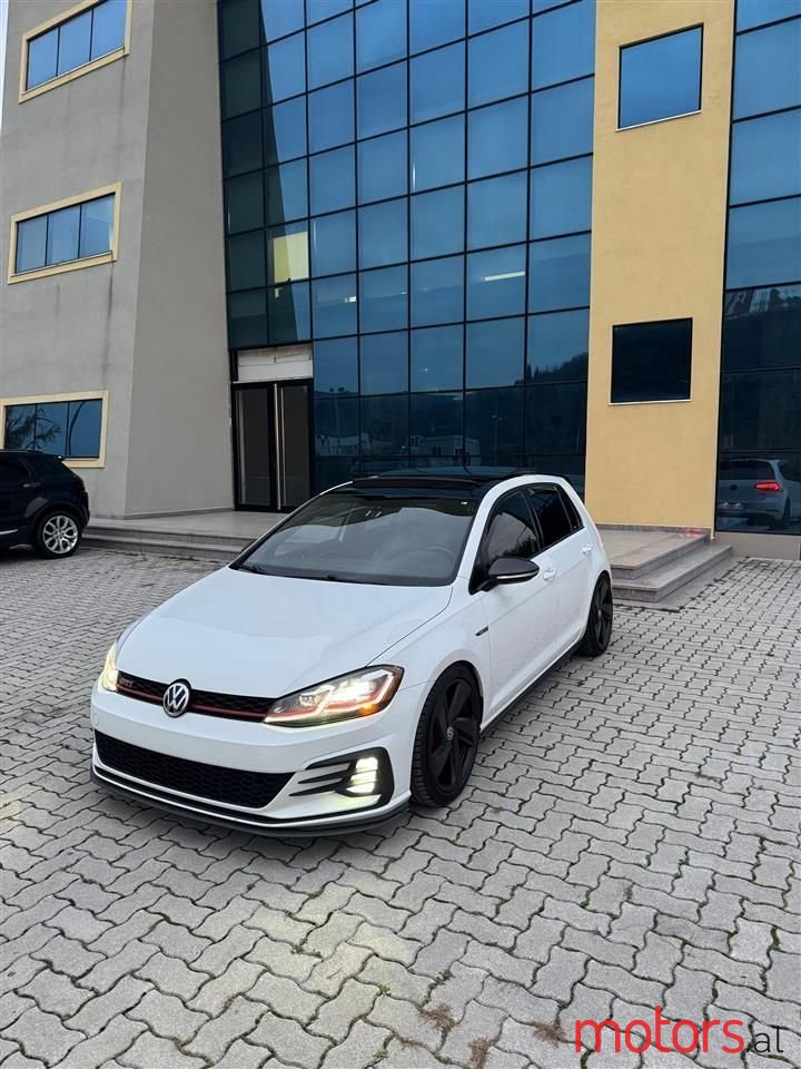 2019' Volkswagen Golf photo #2