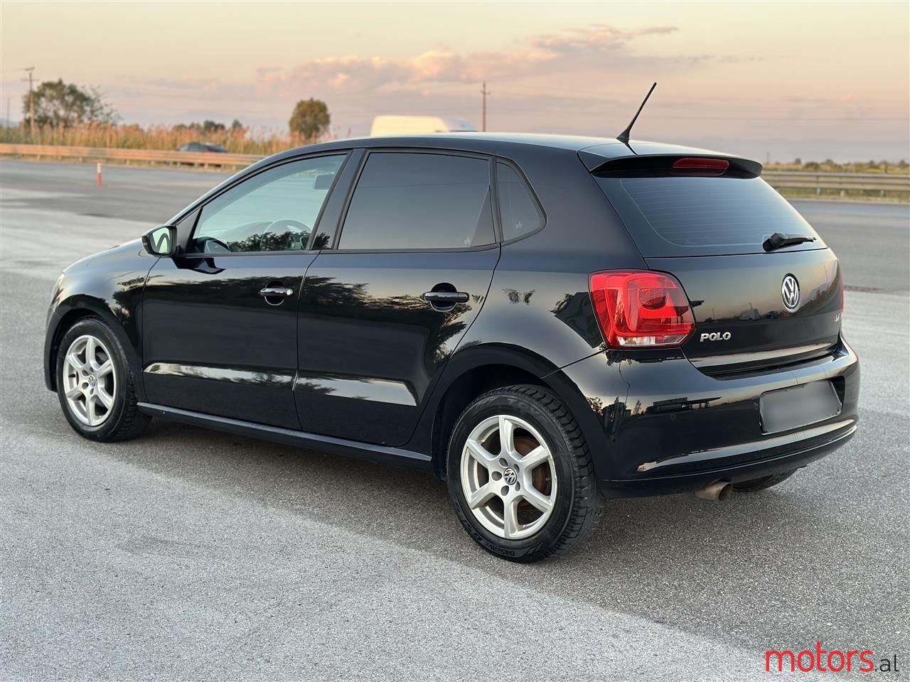 2011' Volkswagen Polo photo #2