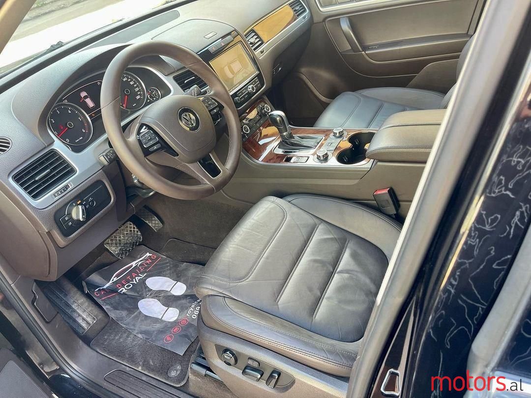 2010' Volkswagen Touareg photo #2