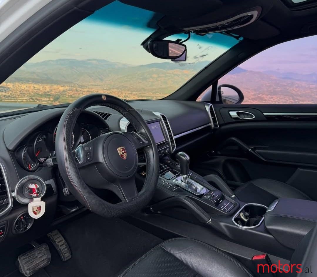 2014' Porsche Cayenne photo #2