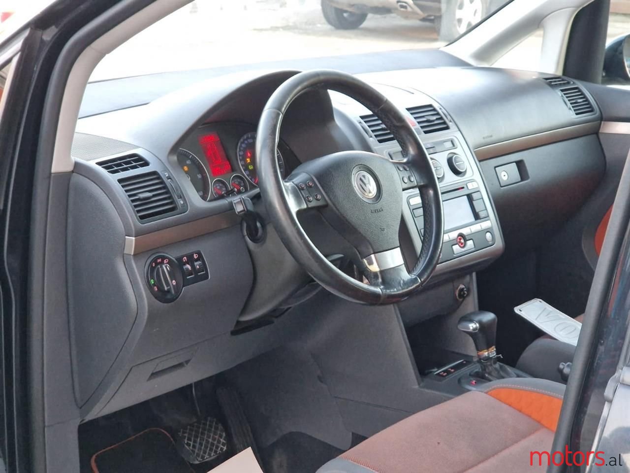 2008' Volkswagen Touran photo #3