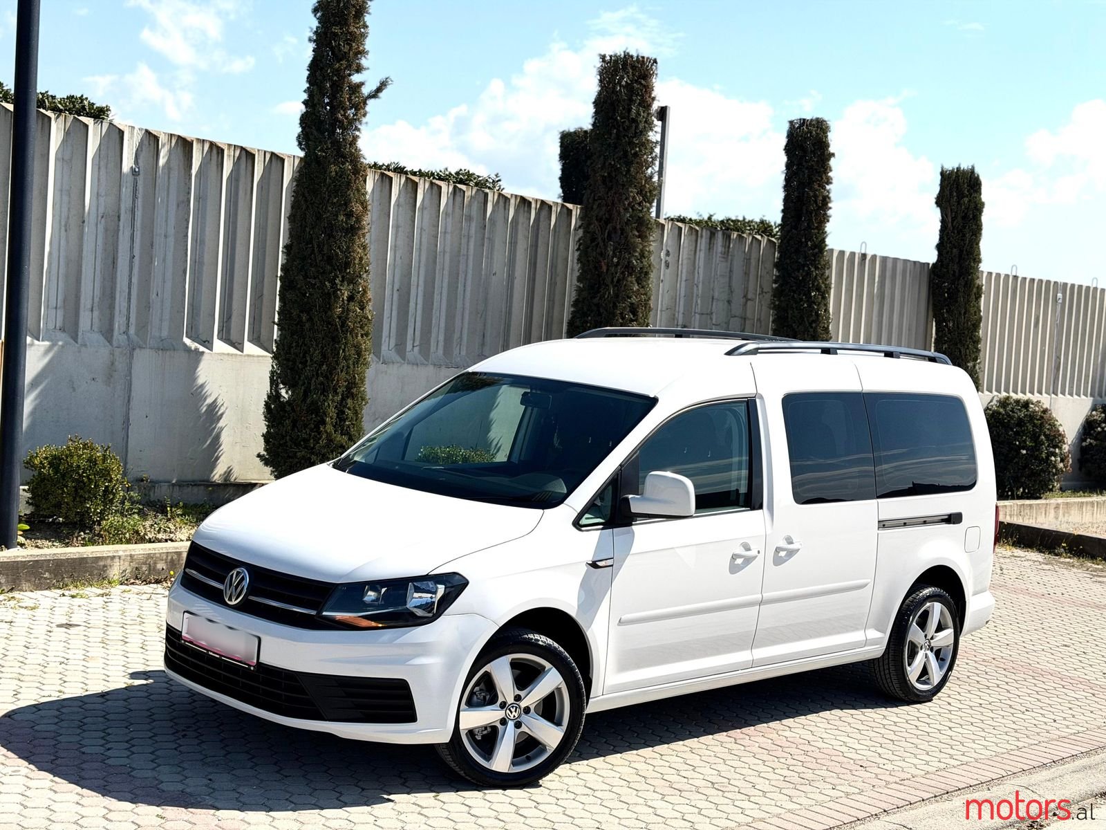 2017' Volkswagen Caddy photo #2