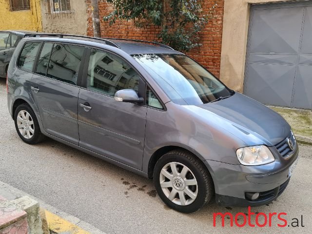 2004' Volkswagen Touran photo #2