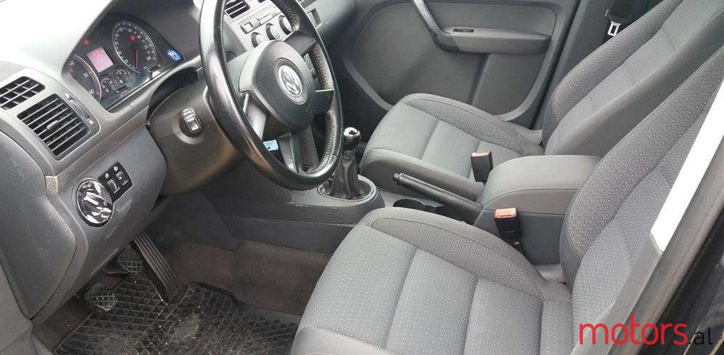 2004' Volkswagen Touran photo #2