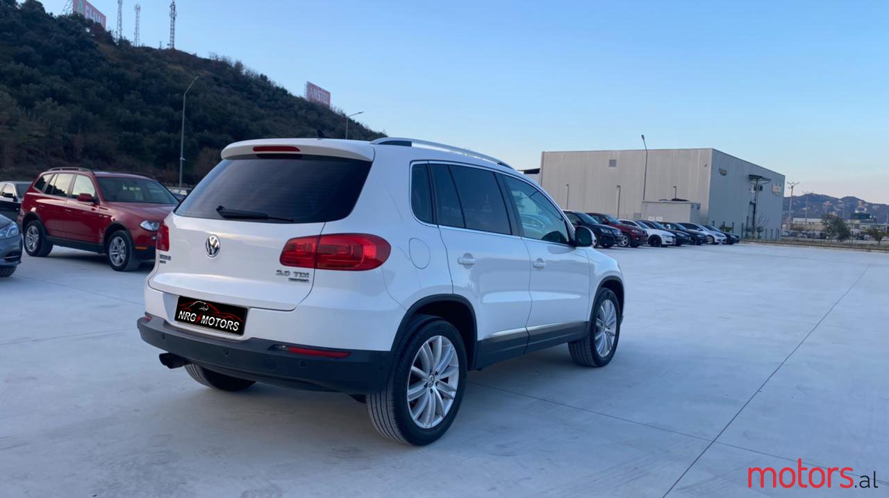2011' Volkswagen Tiguan photo #3