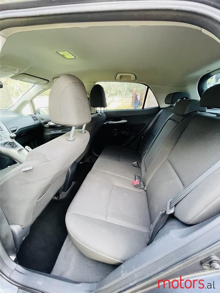 2009' Toyota Auris photo #6