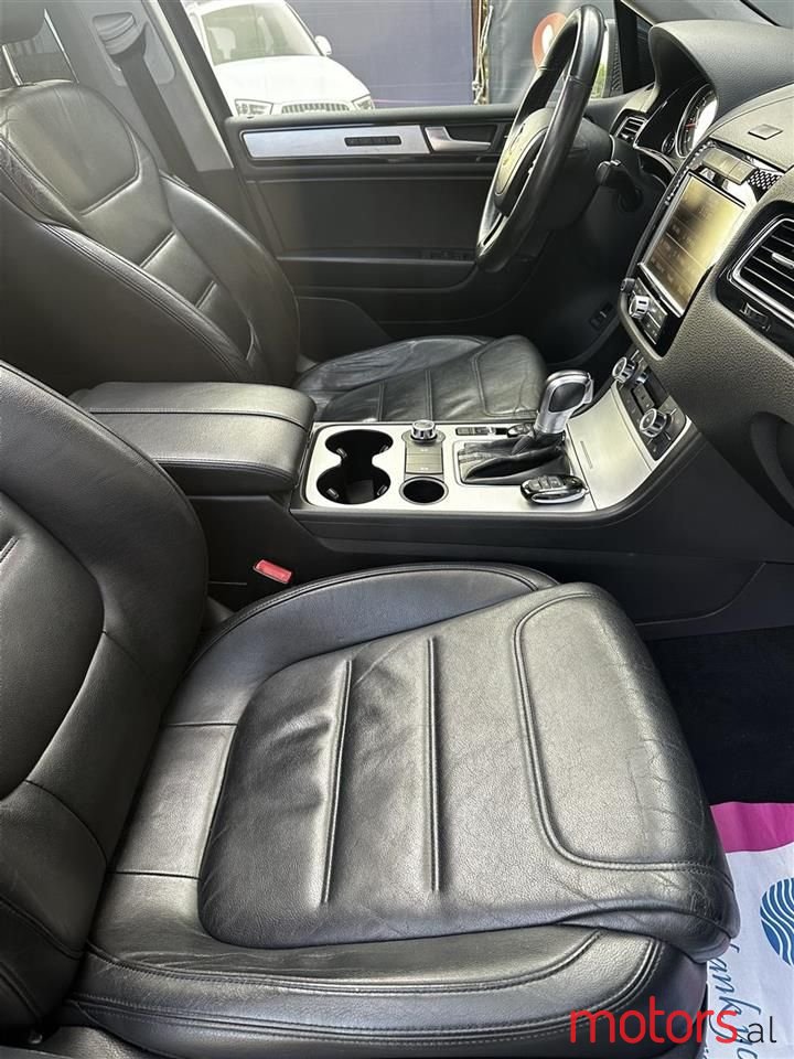 2012' Volkswagen Touareg photo #2