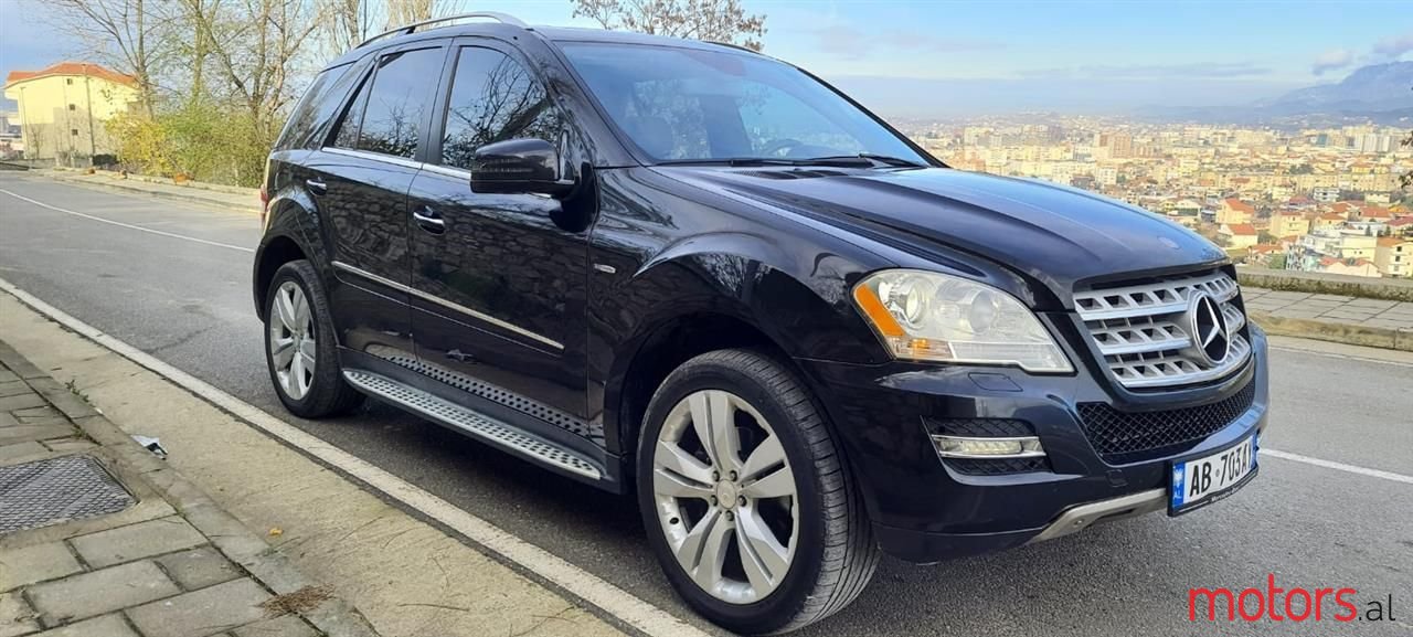 2011' Mercedes-Benz 350 photo #1