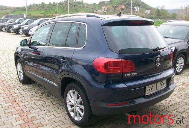 2012' Volkswagen Touran photo #2