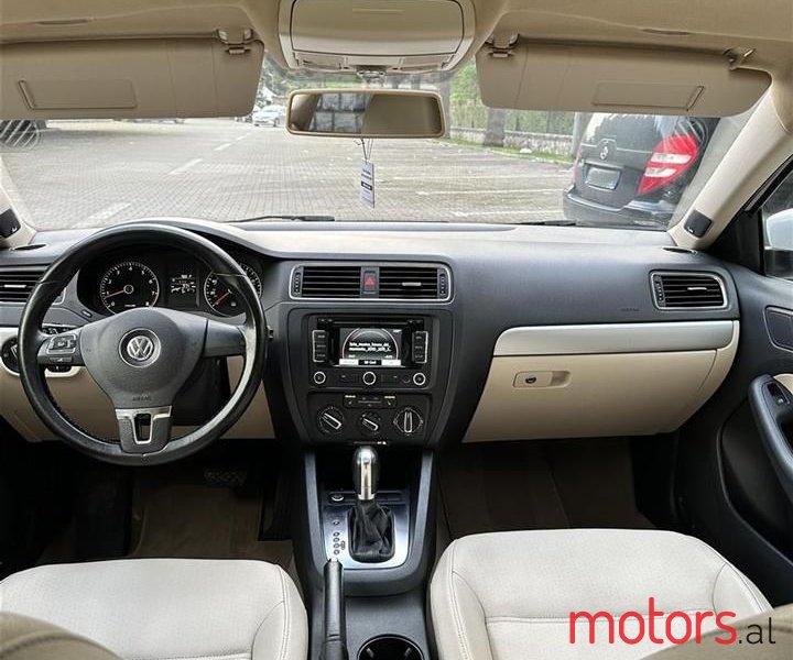 2012' Volkswagen Jetta photo #4