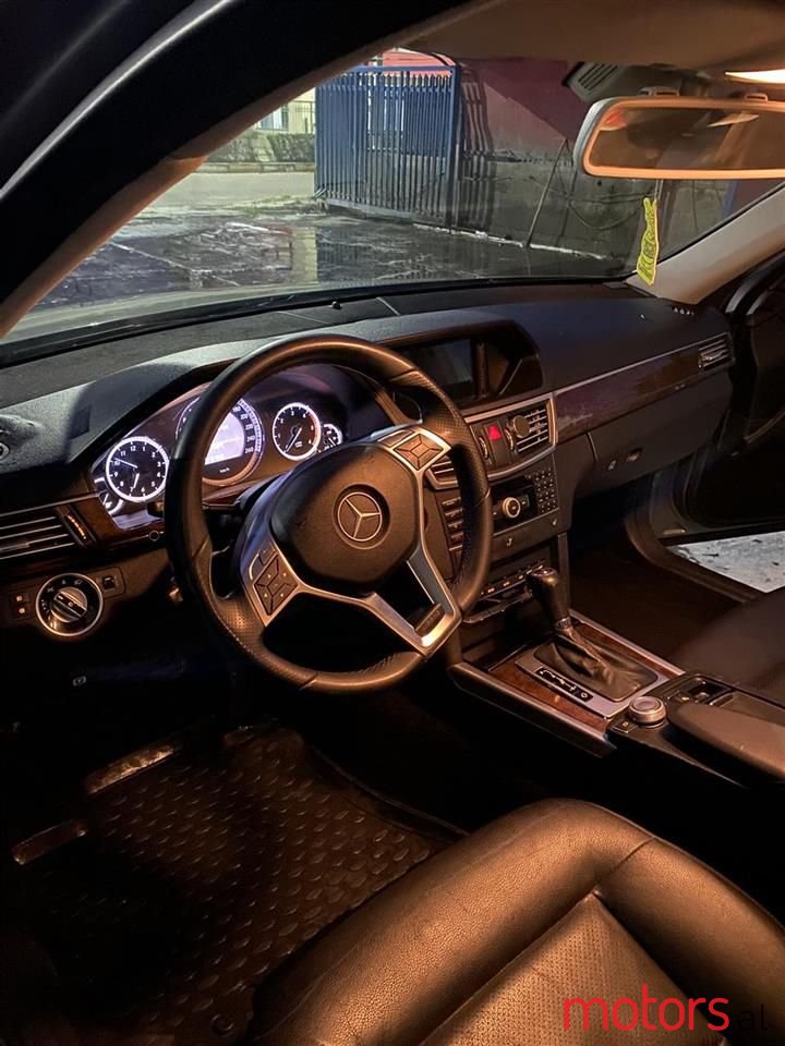 2011' Mercedes-Benz E 220 photo #2