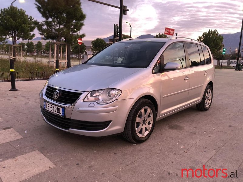 2008' Volkswagen Touran photo #1