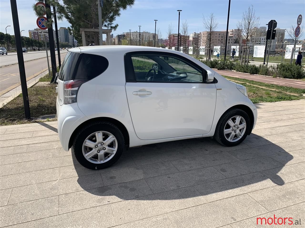 2009' Toyota iQ photo #2