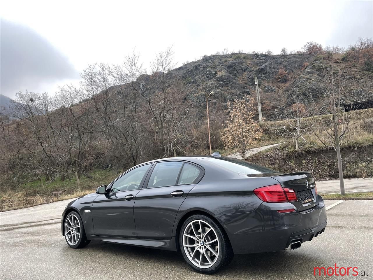 2011' BMW 550 photo #3