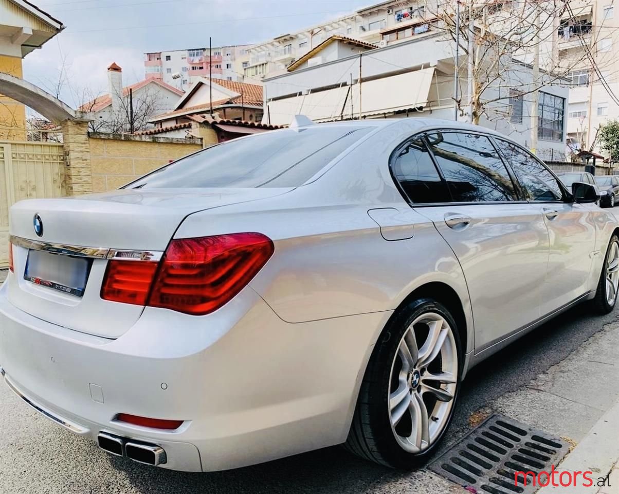 2009' BMW 750 photo #2