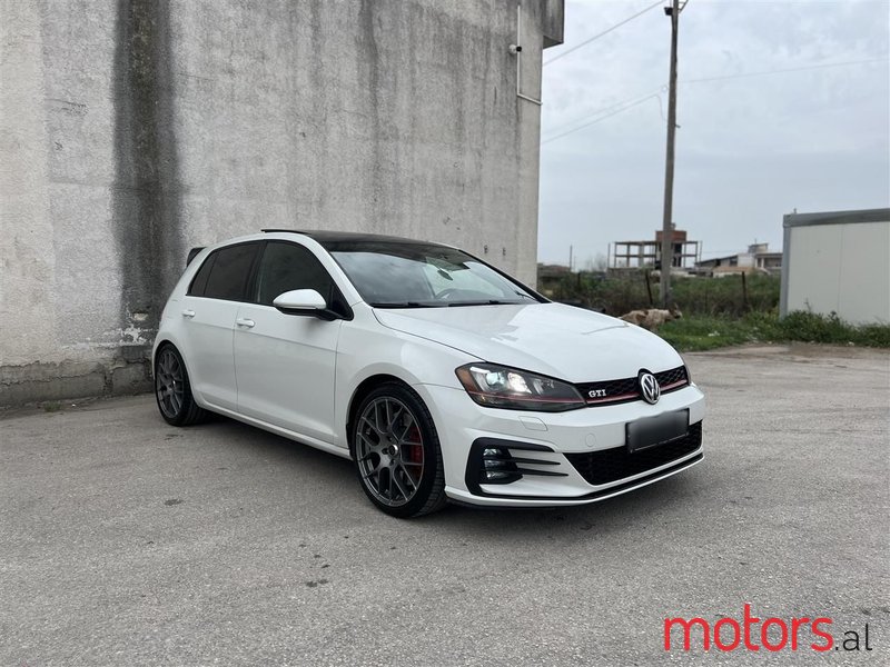 2016' Volkswagen Golf photo #1