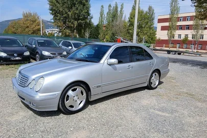 2000' Mercedes-Benz E 220
