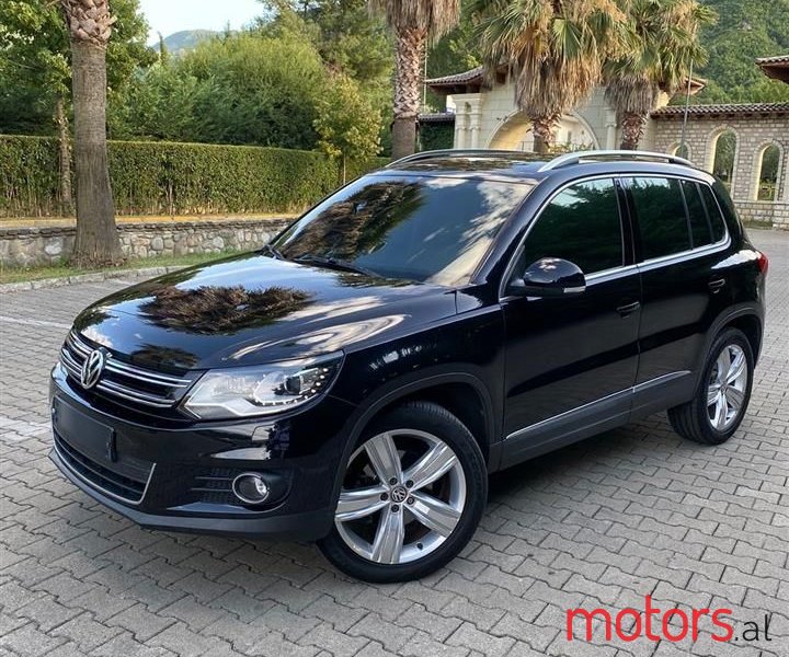 2016' Volkswagen Tiguan photo #2