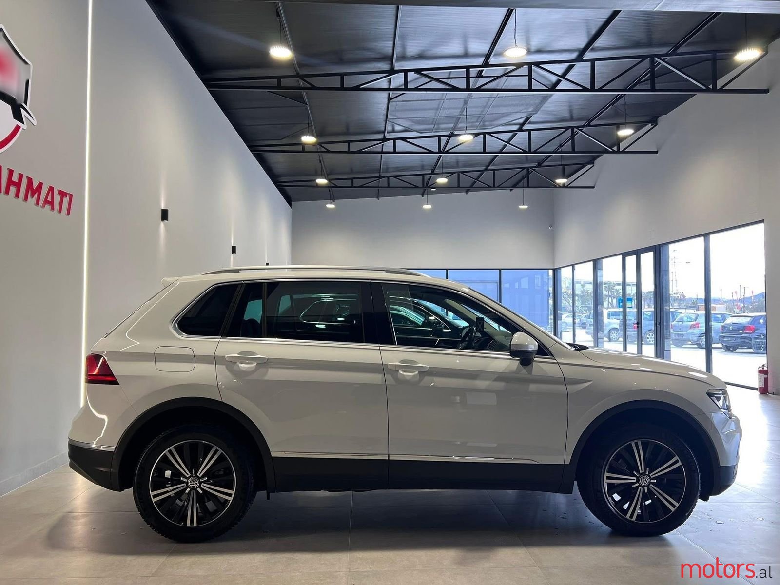2017' Volkswagen Tiguan photo #5