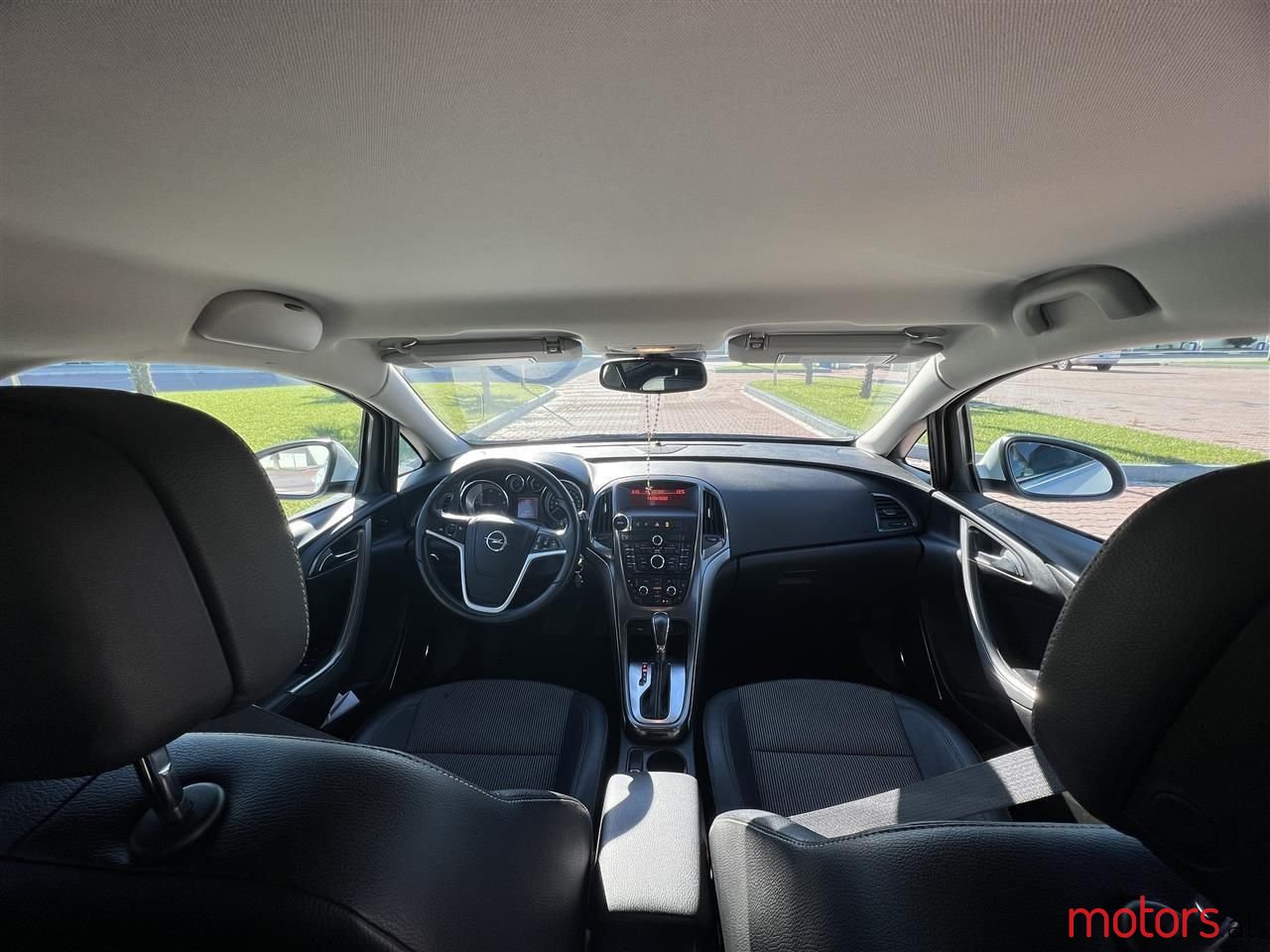 2012' Opel Astra photo #5