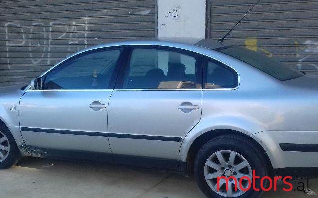 2001' Volkswagen Passat photo #1