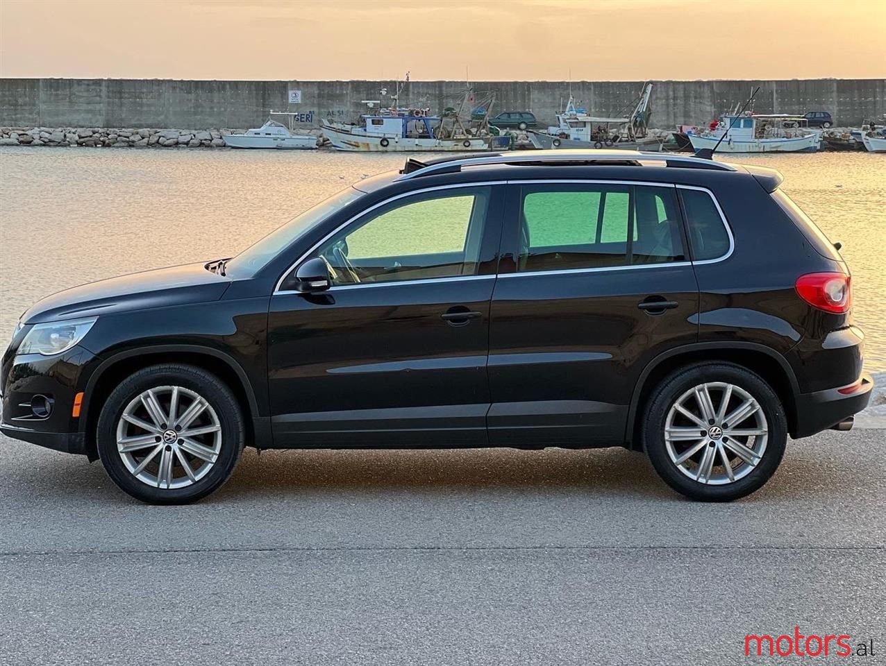 2011' Volkswagen Tiguan photo #3
