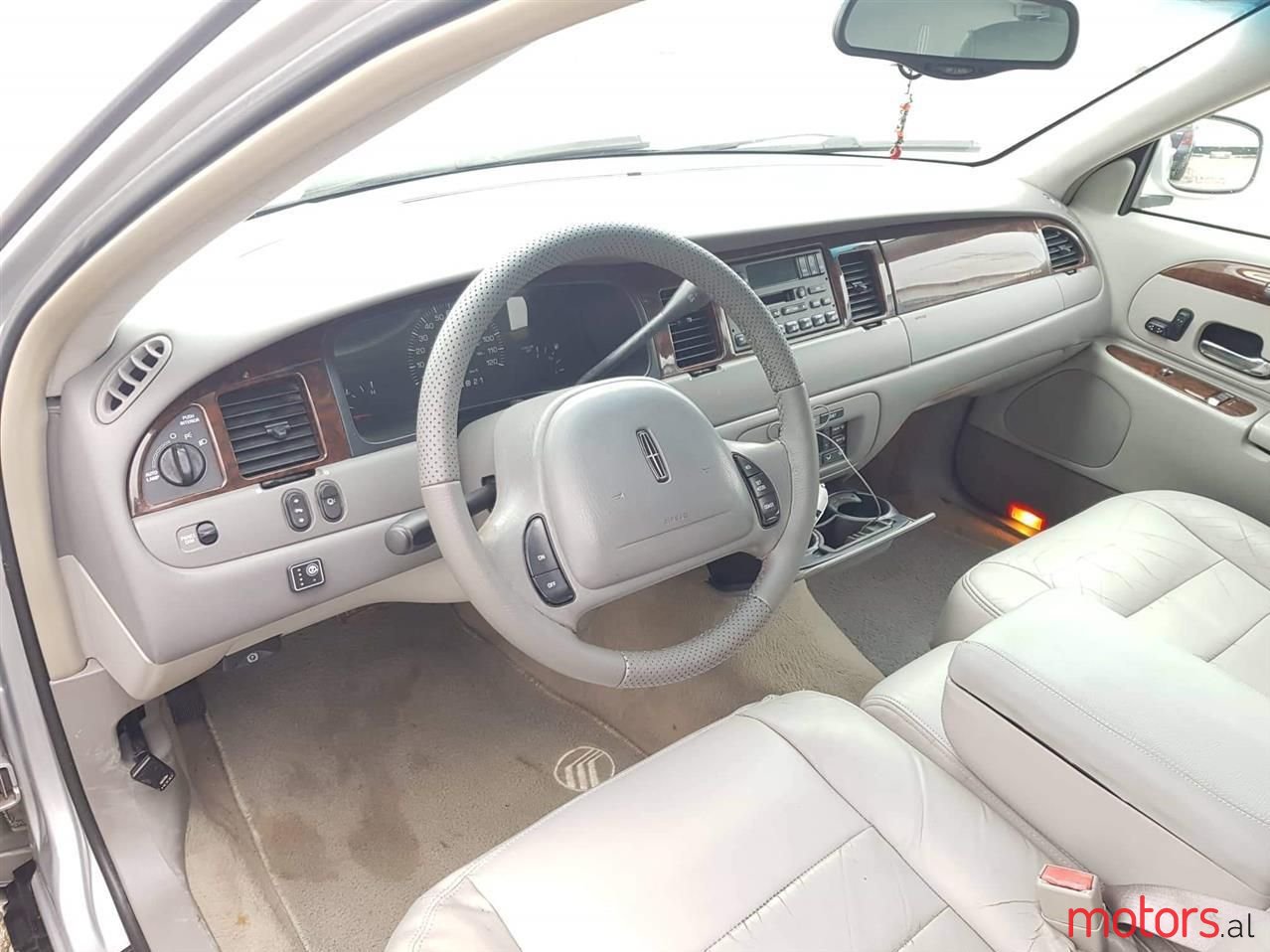 2002' Lincoln Town Car photo #1