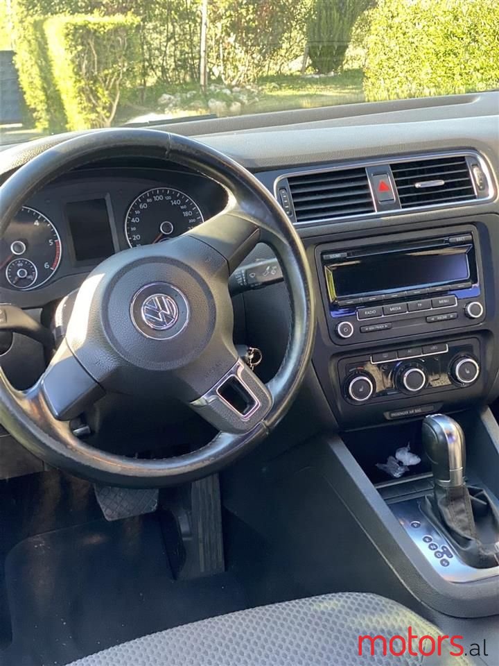 2012' Volkswagen Jetta photo #3