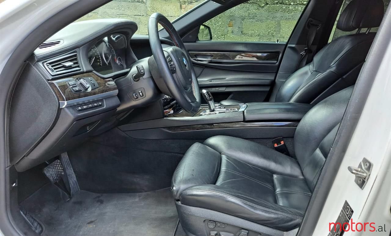 2011' BMW 740 photo #6