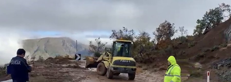 Reshjet e shiut/ Probleme në qarkun Shkodër, rrëshqitje dherash dhe bllokime rrugësh