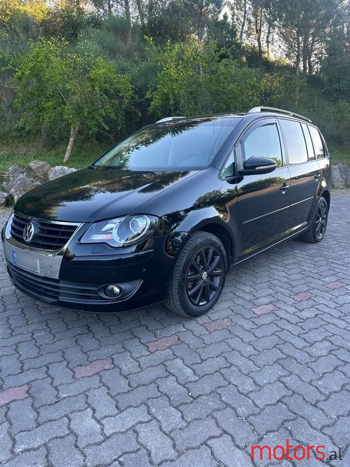 2010' Volkswagen Touran photo #2